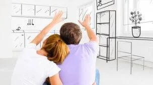 Um casa olhando para a parede planejando como será os móveis