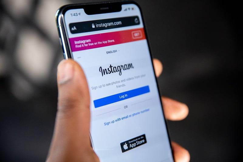 Imagem de tela inicial do Instagram sobre vender móveis na rede social